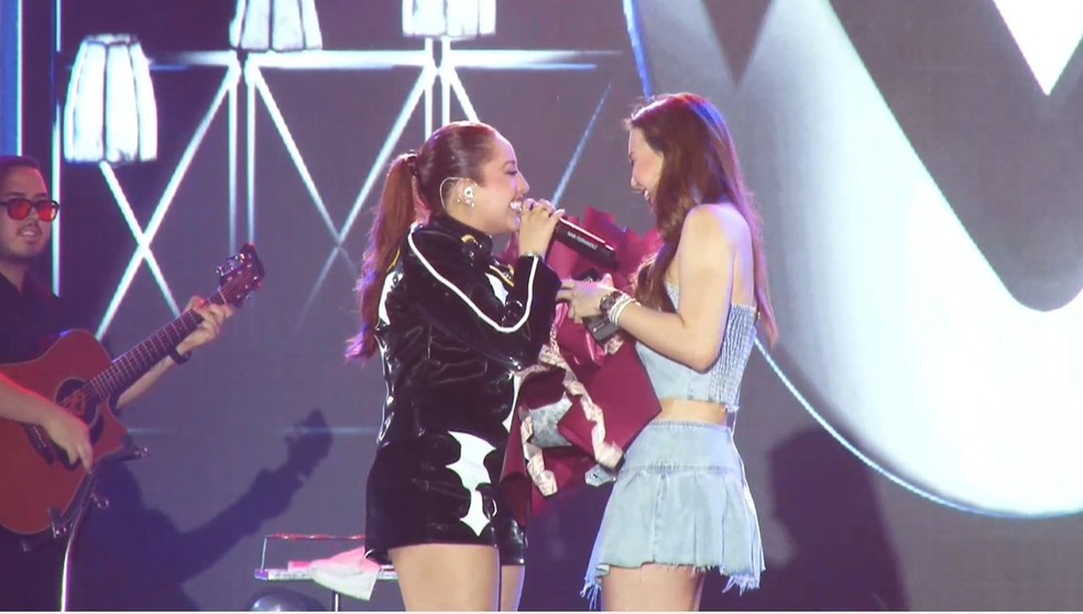 Mari Fernandez pede namorada em casamento durante show em Aracaju. — Foto: Reprodução/ TV Sergipe