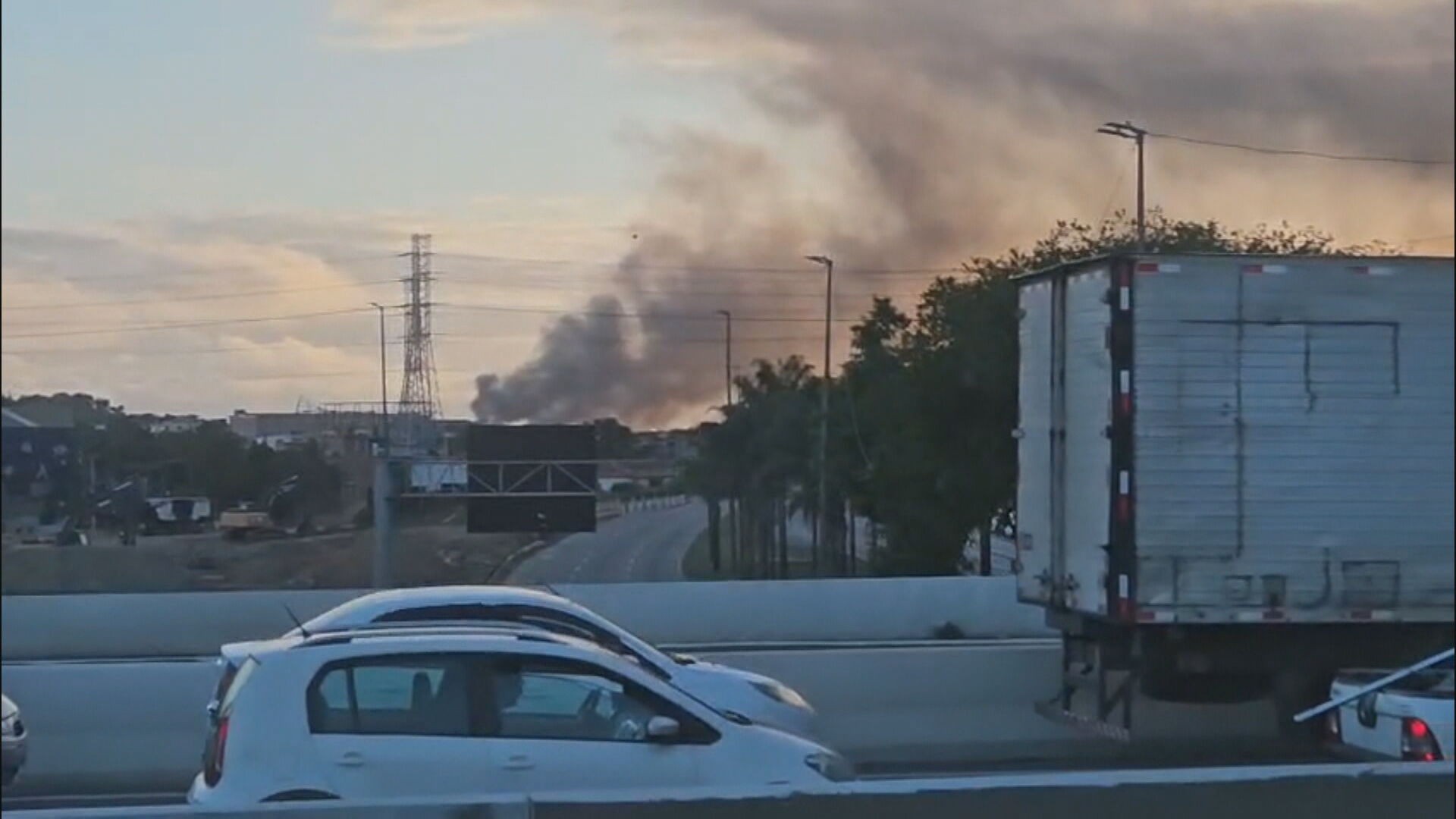 Tiroteio na Cidade Alta fecha Avenida Brasil e para trens e BRT