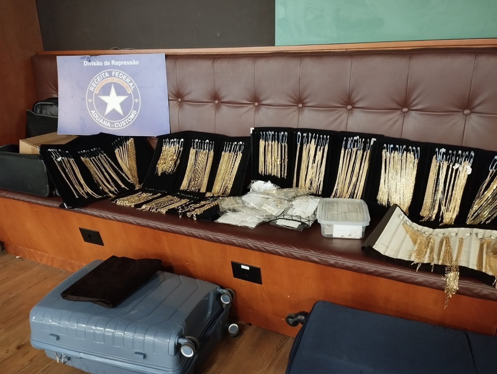 Joias de ouro avaliadas em R$ 6 milhões são apreendidas com passageiras que seguiam de Gramado para o RJ, diz Receita
