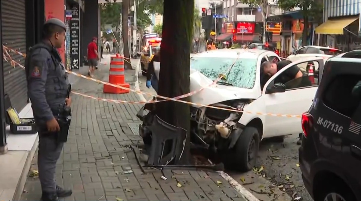 VÍDEO: Motorista perde o controle e destrói carro ao bater em árvore na Rua Augusta, Centro de SP