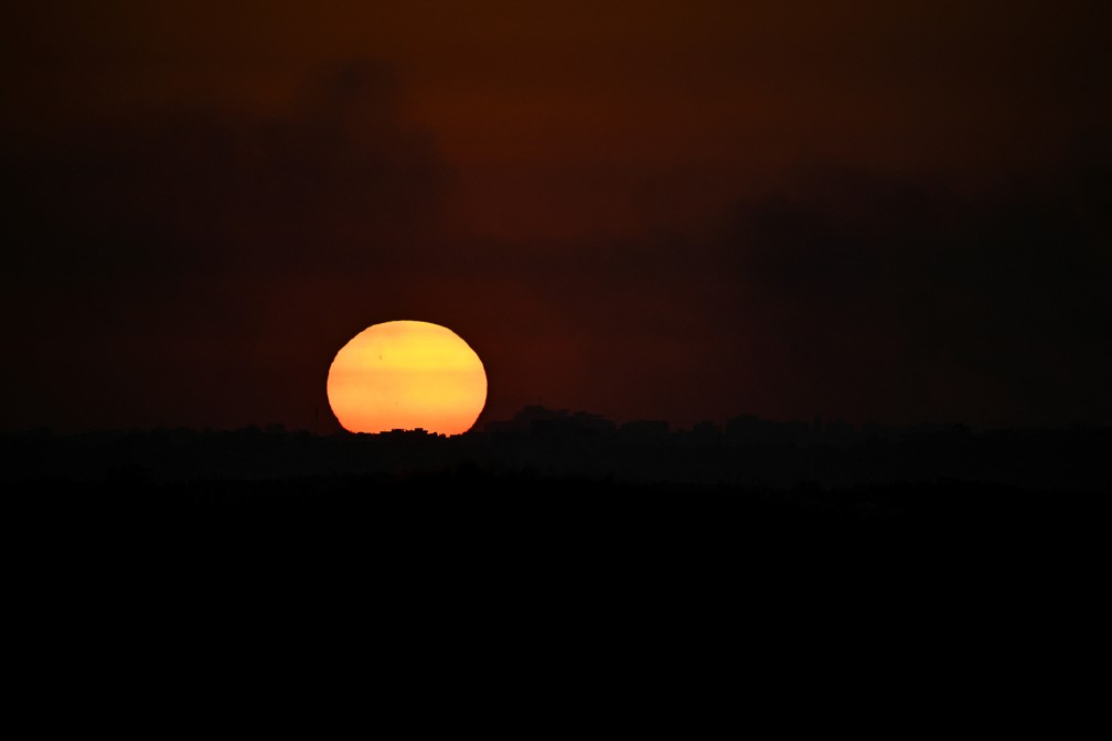 Pôr do Sol em Gaza, visto de Sderot, Israel, em 7 de fevereiro de 2024. — Foto: REUTERS/Dylan Martinez