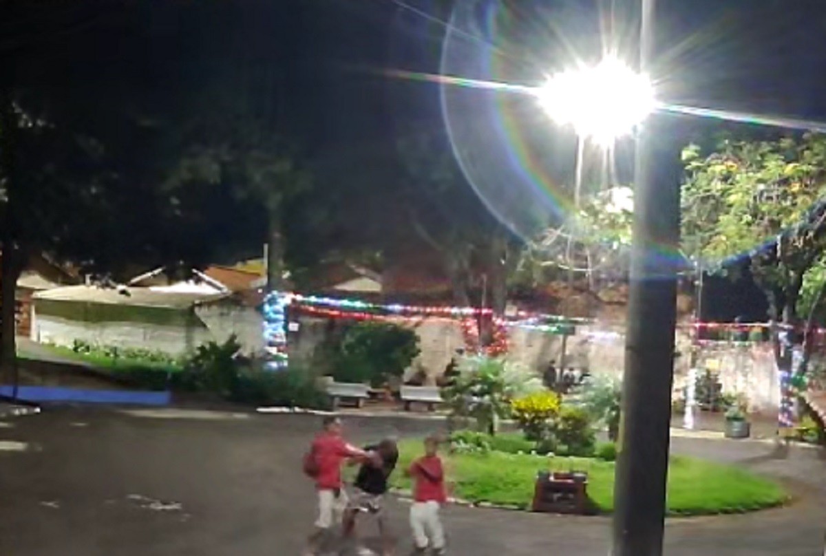 
VÍDEO: Idoso que enfeitou praça para o Natal é agredido após flagrar jovens destruindo decoração em Ourinhos