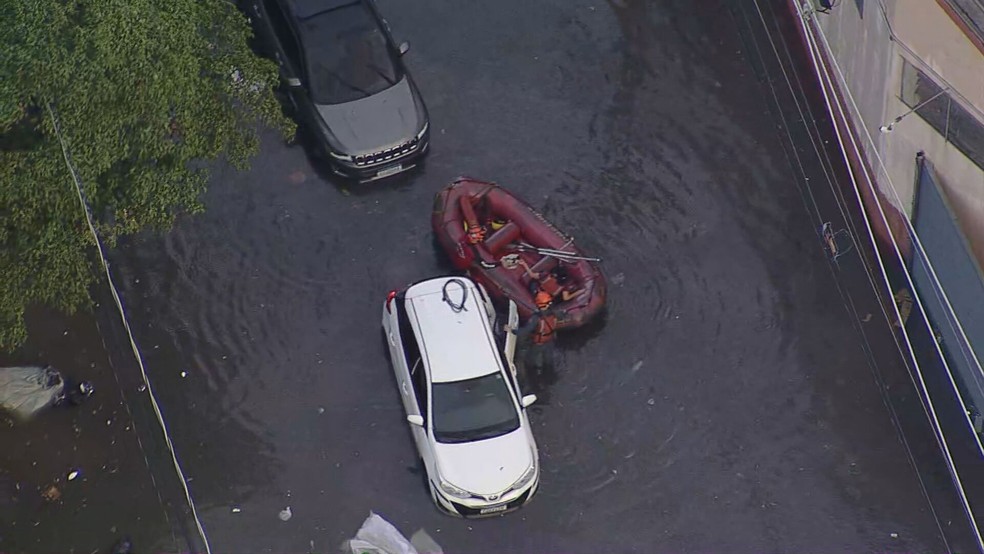 Bombeiros resgatam passageiro na Rua Pedro Vicente, na região do Canindé, na Zona Norte de SP — Foto: Reprodução/TV Globo