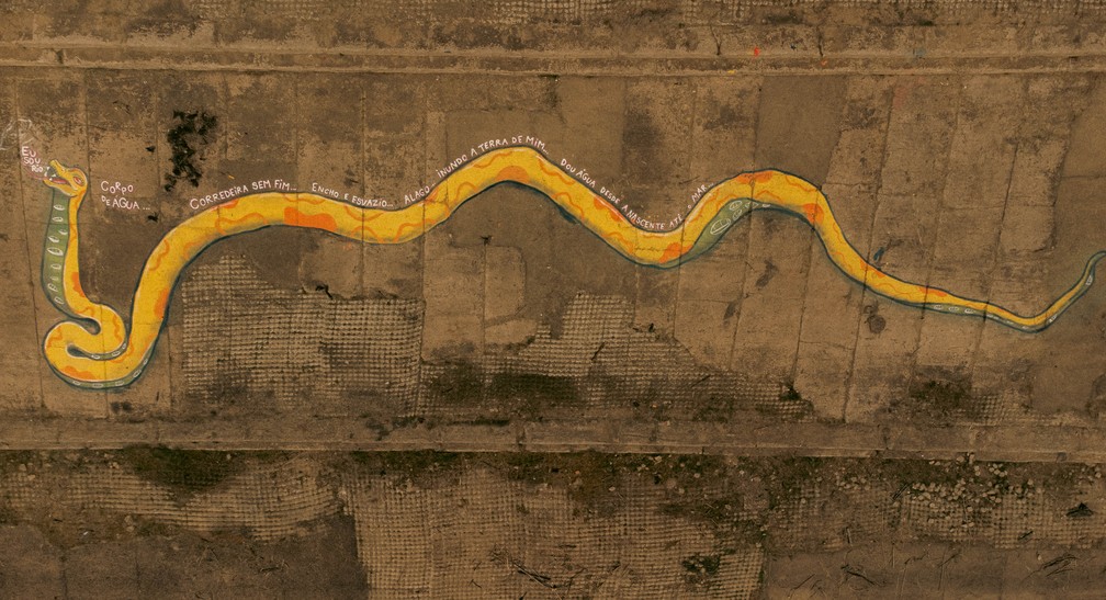 Desenho da cobra grande na escadaria da Gameleira alerta para degradação do Rio Acre — Foto: Arquivo/Beirada filmes
