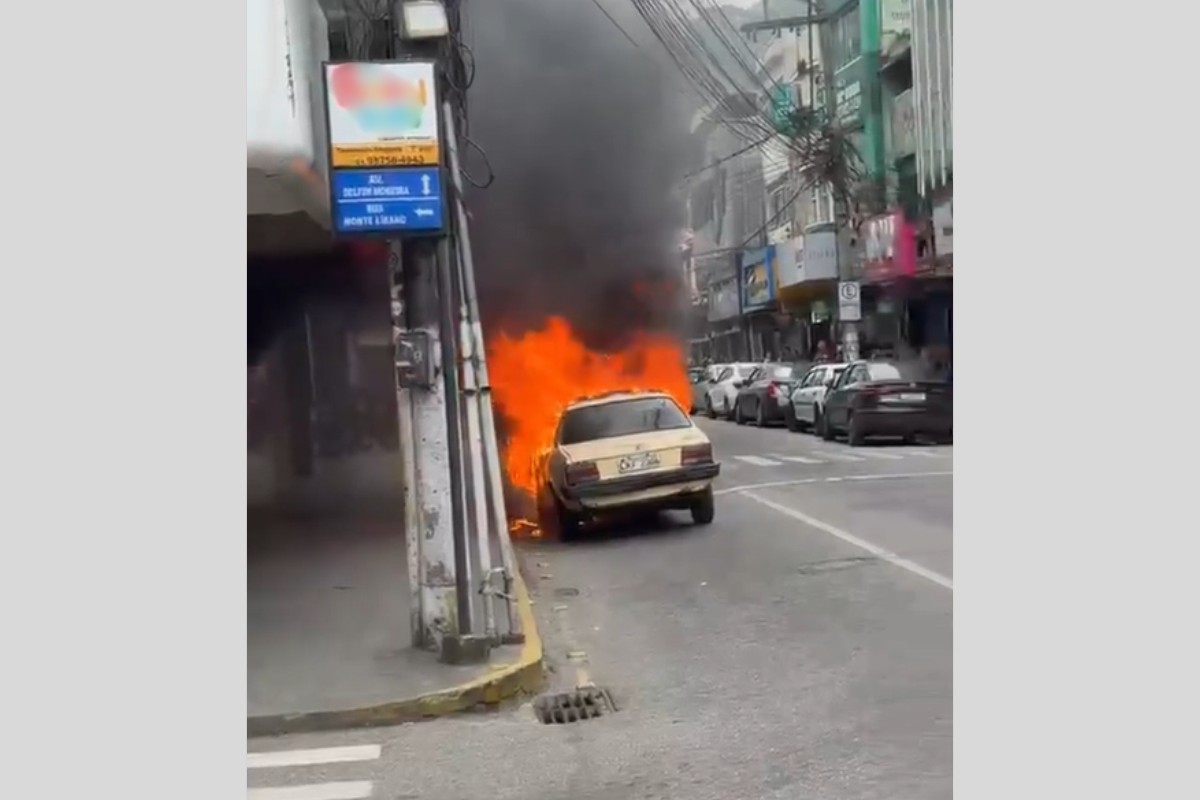 Carro pega fogo em frente a shopping no Centro de Teresópolis