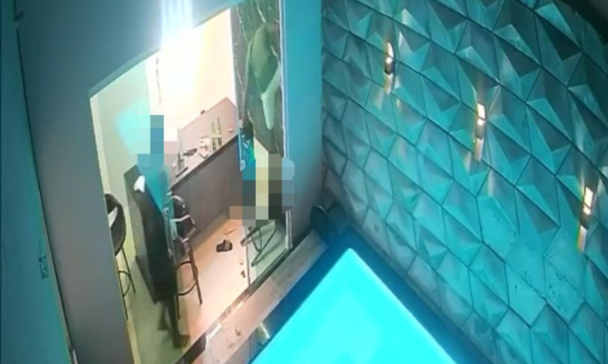 VÍDEO: homem agride mulher com chutes e golpes de capacete em condomínio de Feira de Santana