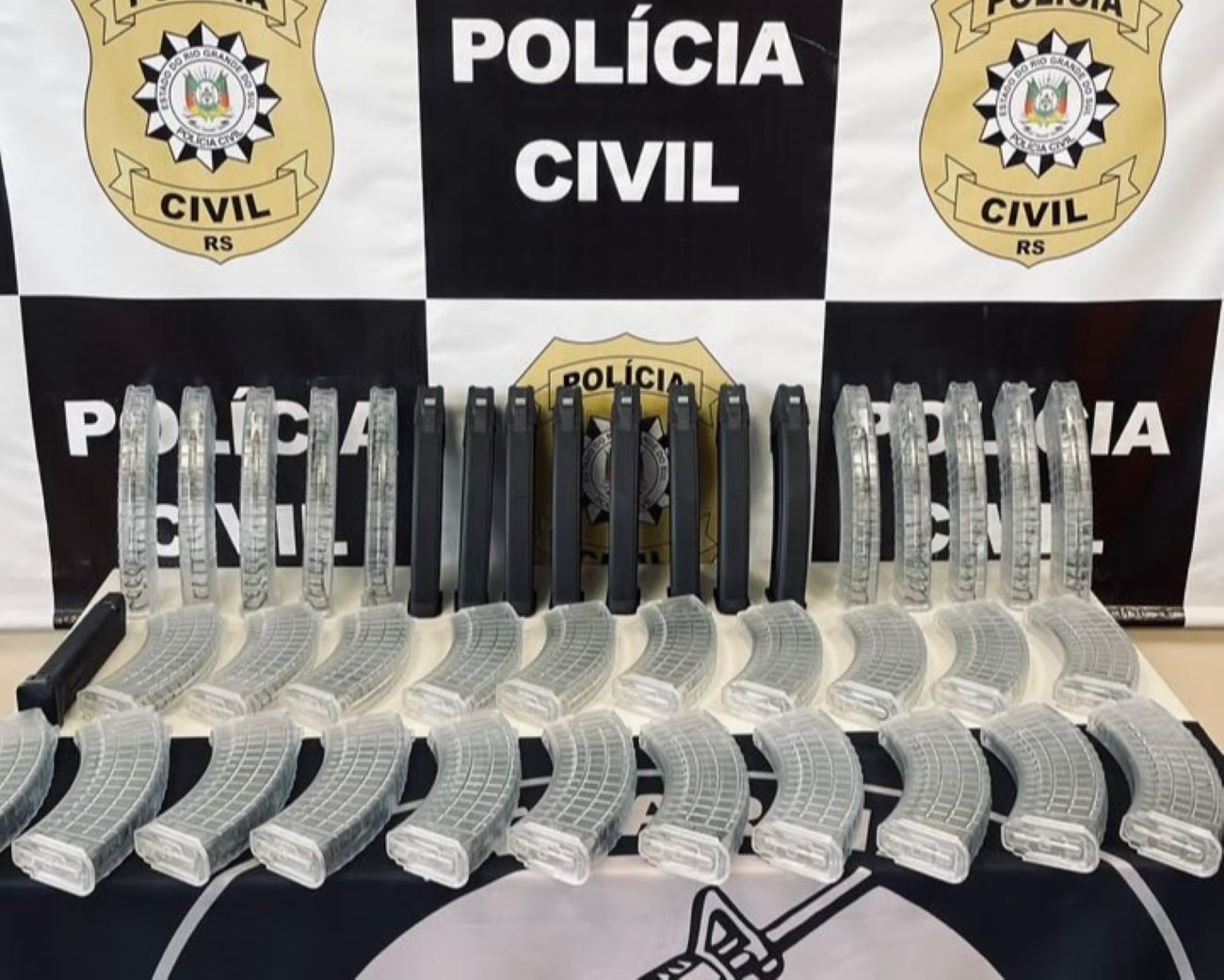 Carregadores de fuzil com destino à Rocinha, no RJ, são interceptados no RS; averiguação apreende drogas