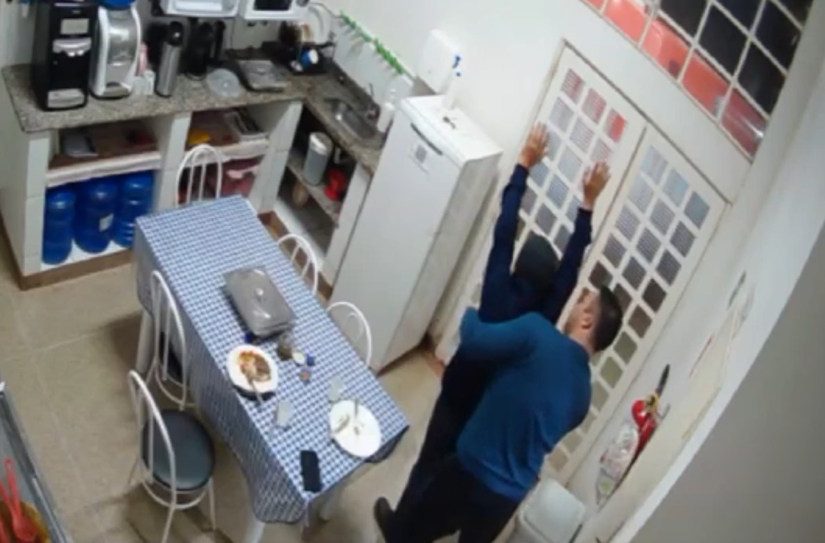 VÍDEO: socorrista se engasga durante jantar e é salvo por colega em base do Samu de Itapeva
