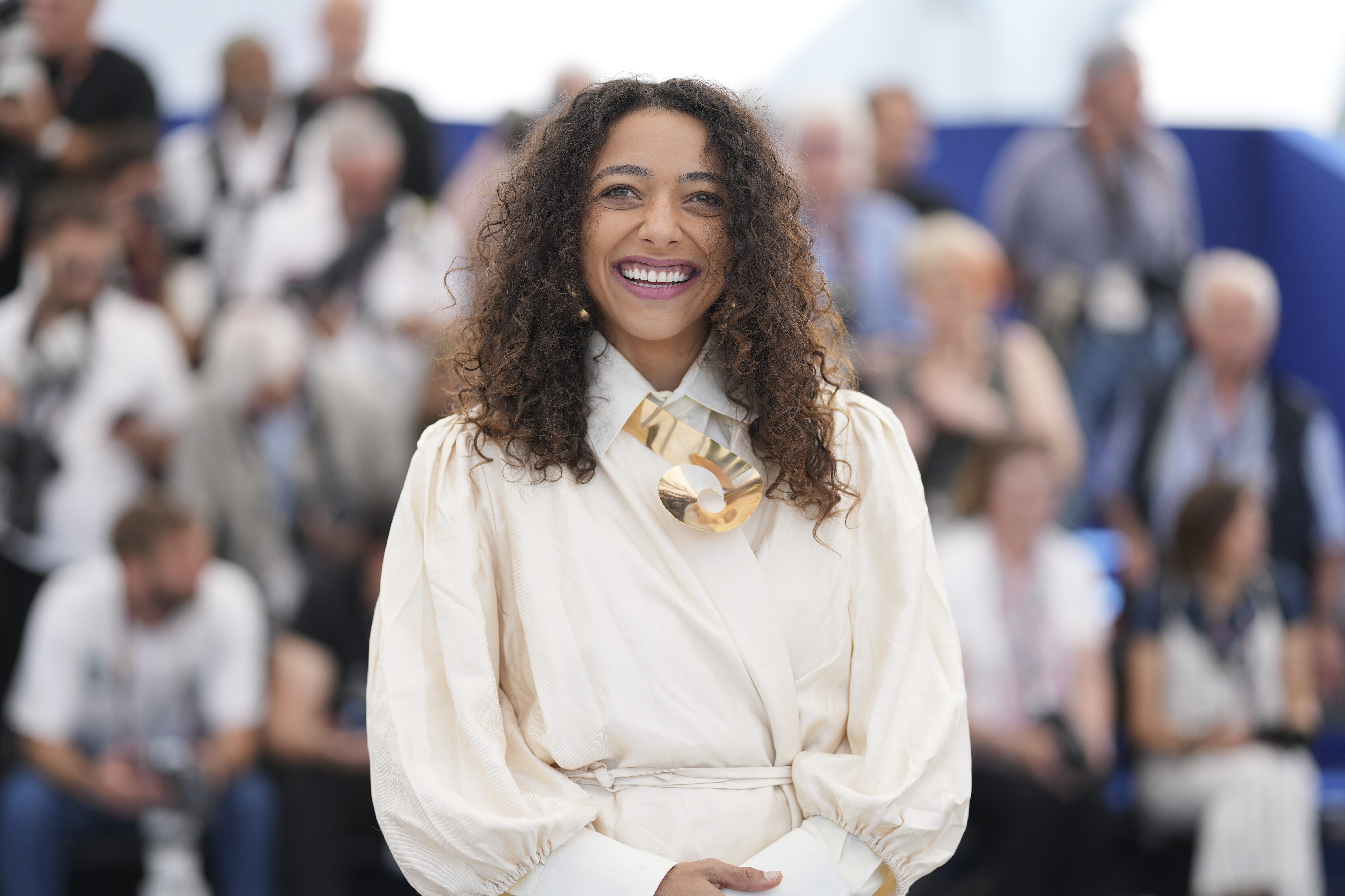 Alice Carvalho usa óculos tipo 'juliet' e marca brasileira no Globo de Ouro