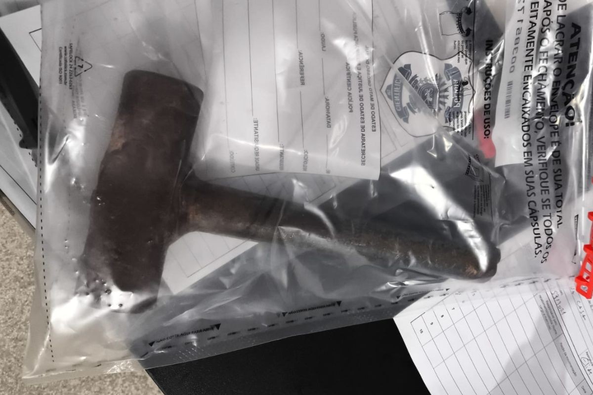 Subtenente do Corpo de Bombeiros é preso após atacar esposa e filhos a marteladas em MS