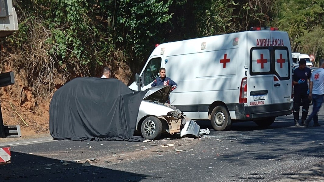 Acidente entre caminhão baú e carro deixa 3 mortos no ES