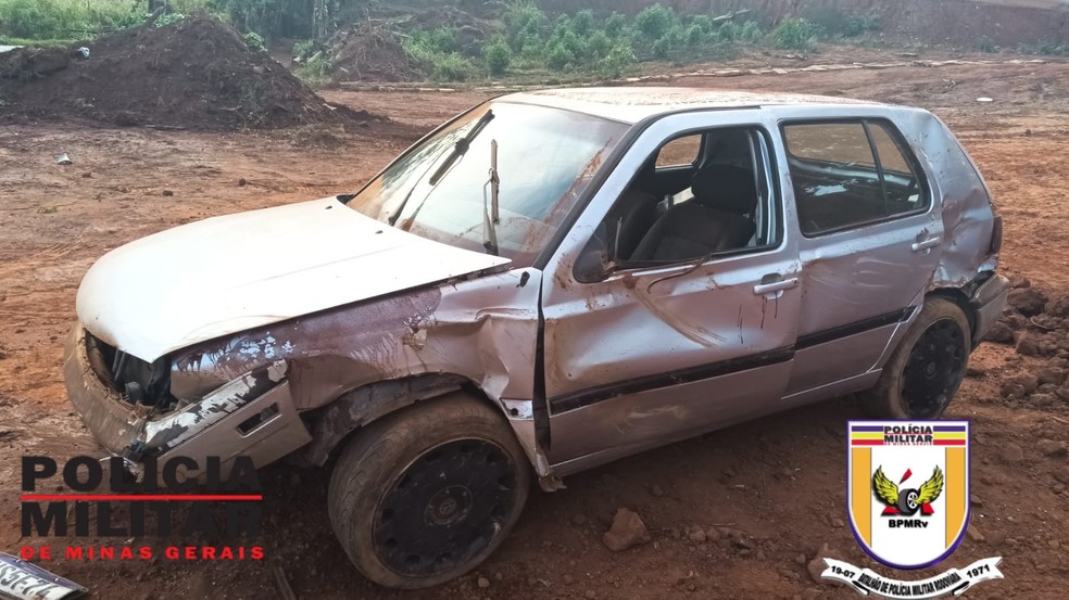 Motorista embriagado é preso após dormir no volante, sair da pista e bater contra entulhos na BR-459, em Itajubá — Foto: Polícia Militar Rodoviária