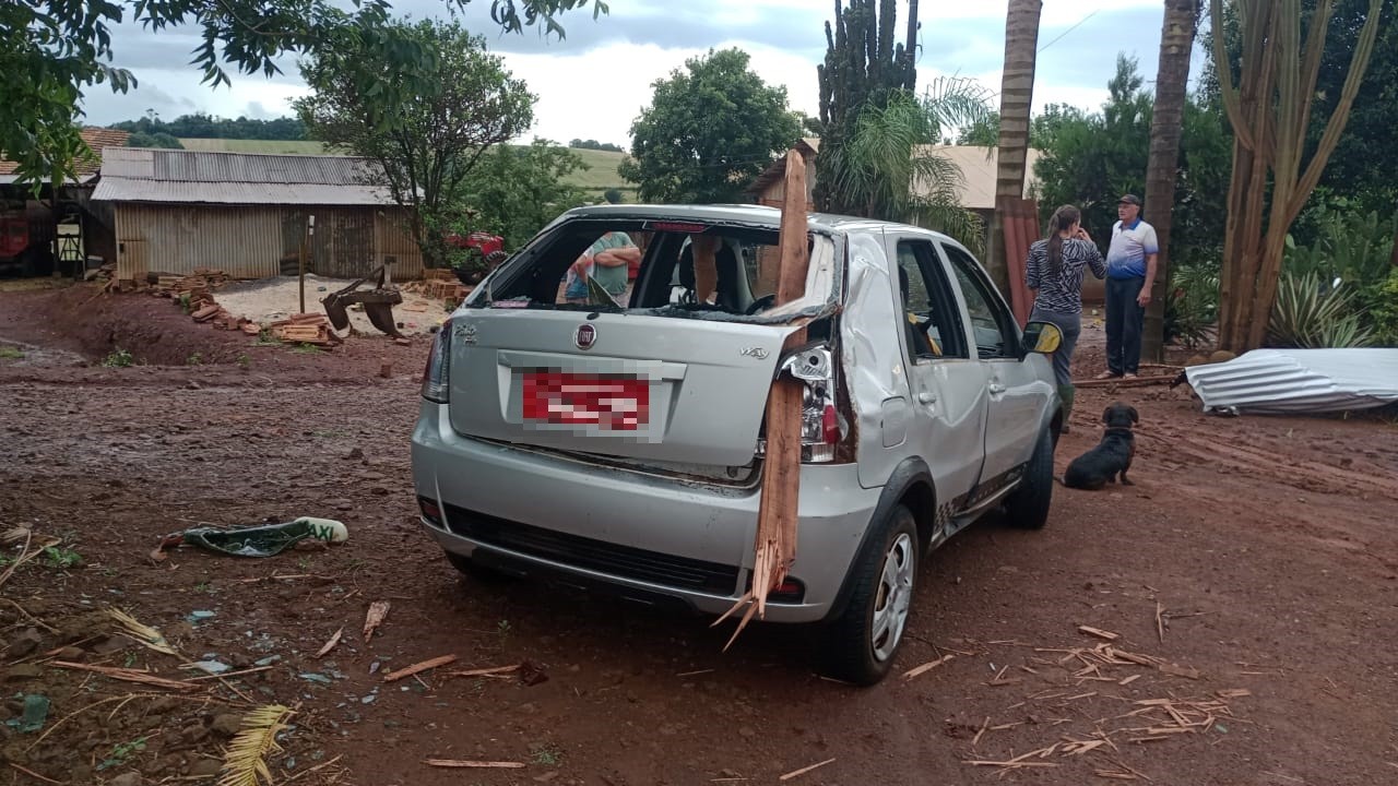Vendaval destrói galpão, destroços atingem táxi e matam passageira em Augusto Pestana, diz polícia