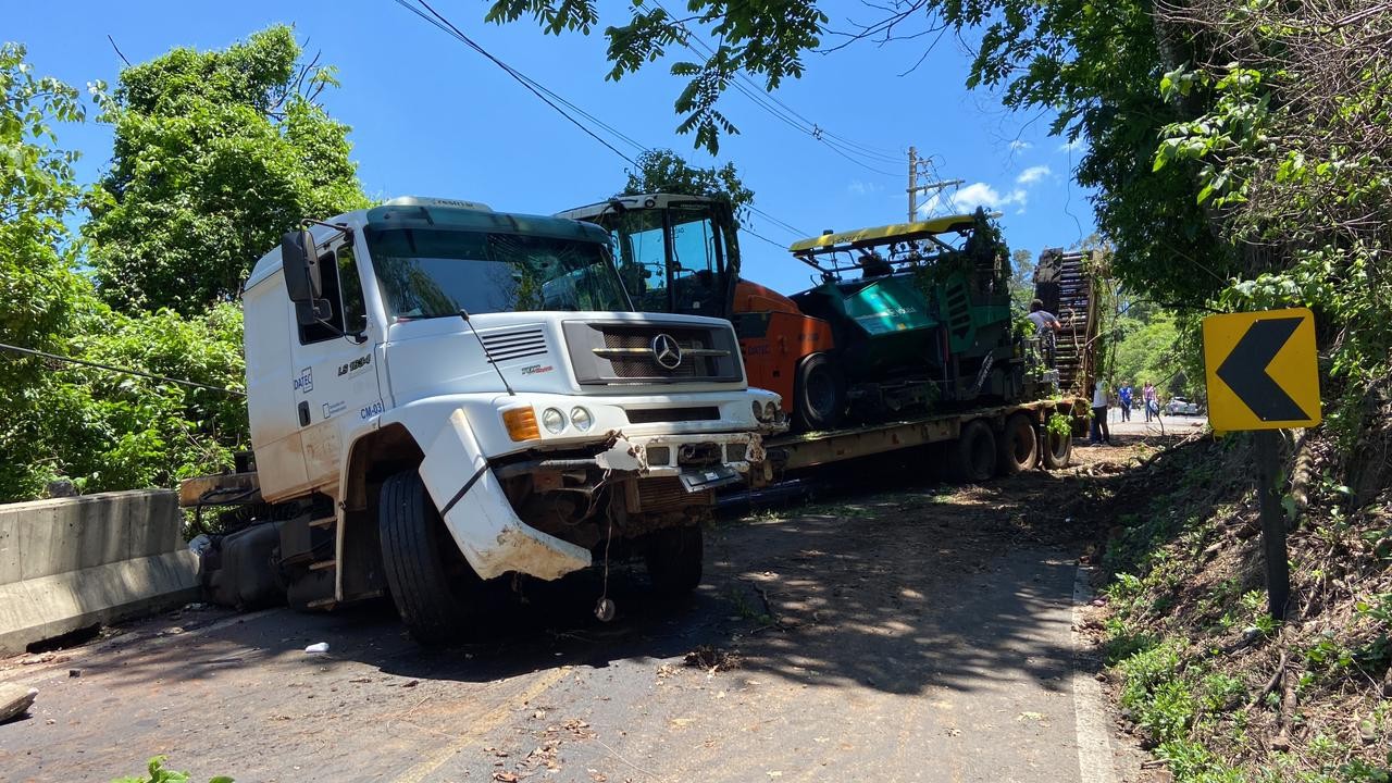 Serra de São Pedro é fechada para remoção de carreta com máquinas para asfalto 'enroscada' na pista