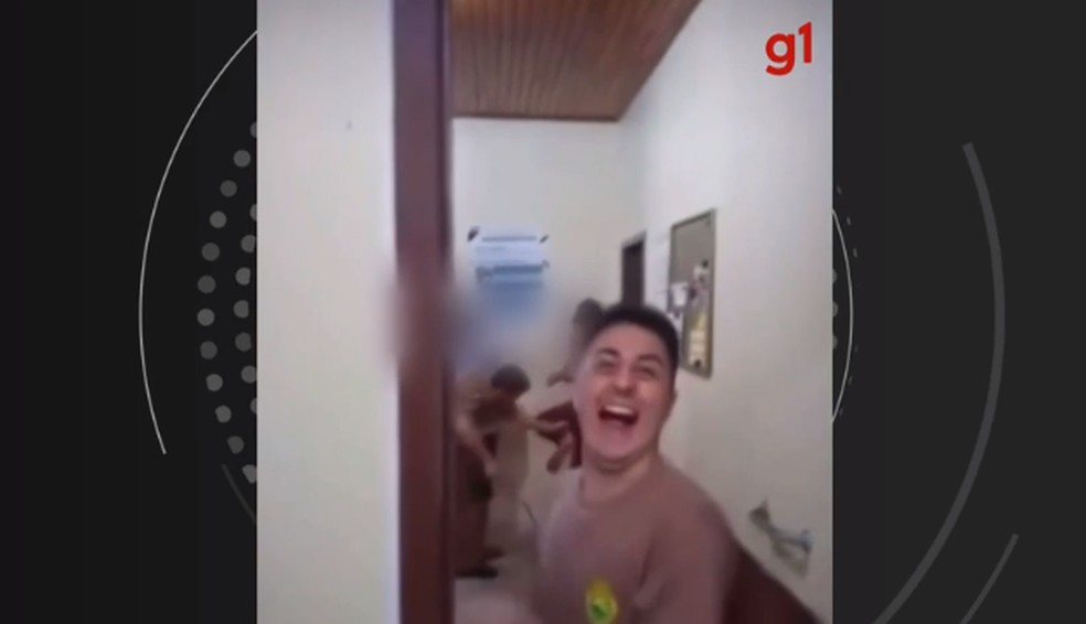 PM que aparece na tortura é afastado — Foto: Reprodução
