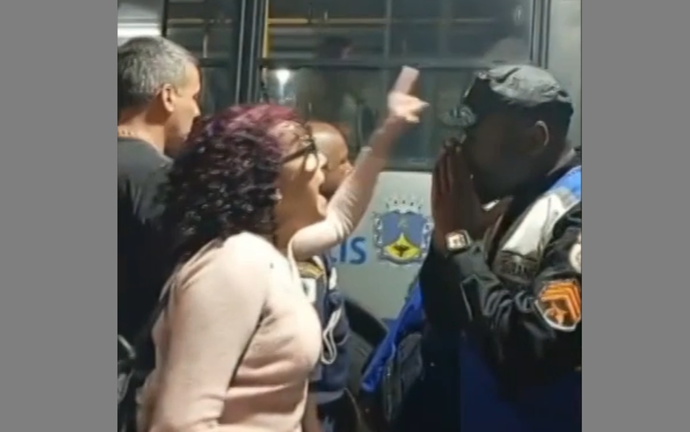 Ônibus lotado termina em briga entre passageiros em Petrópolis; micro-ônibus atendia duas localidades; VÍDEO