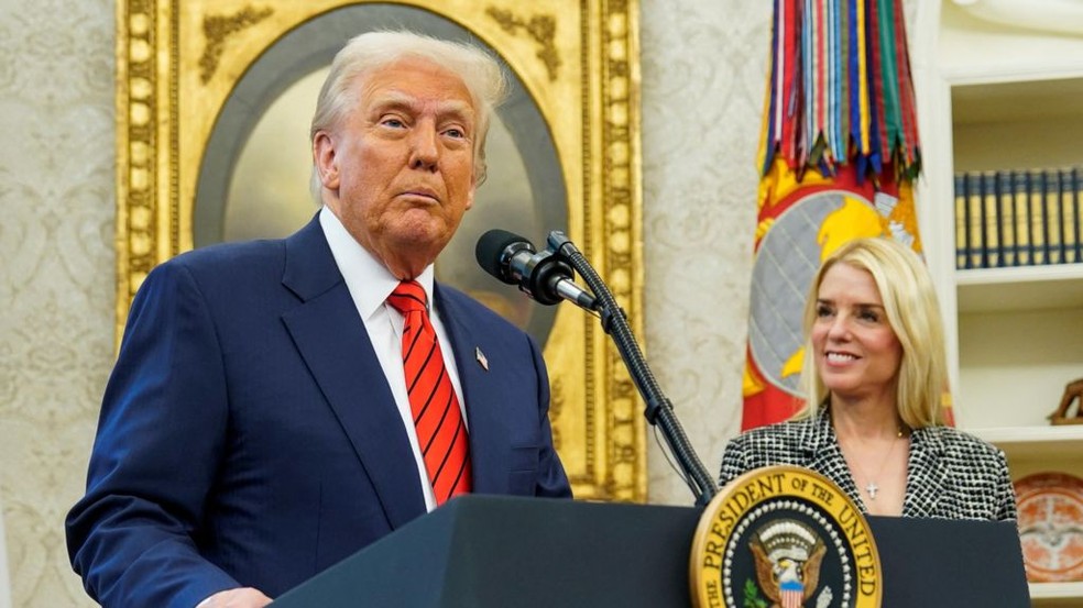 Trump saiu em defesa da procuradora-geral Pam Bondi, que vem sendo pressionada pelos próprios apoiadores do republicano. — Foto: Reuters via BBC