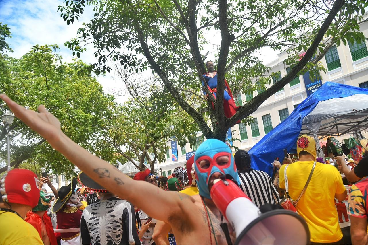 Lutadores mascarados e super-heróis tomam as ladeiras de Olinda; FOTOS