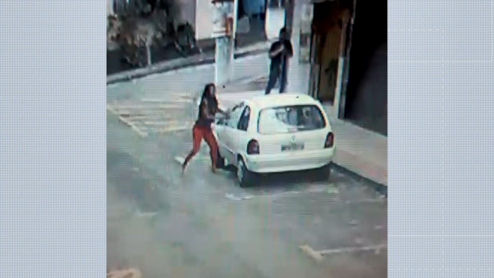 Mulher tem ataque de fúria e destrói carro em Campo Grande — Foto: Reprodução/TV Gazeta