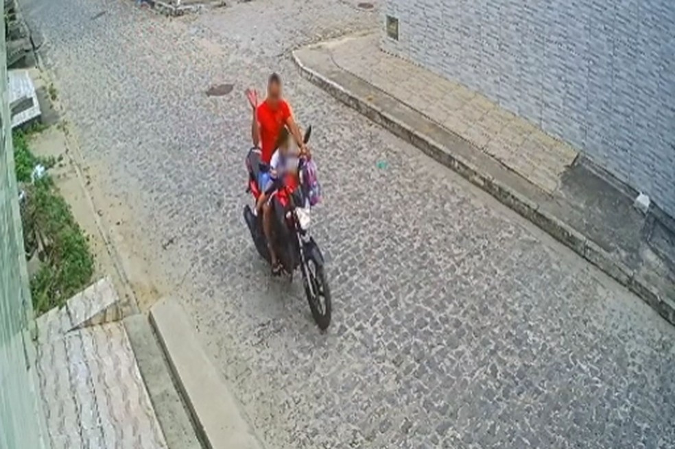 Homem é flagrado agredindo criança na Grande Aracaju. — Foto: Reprodução/TV Sergipe