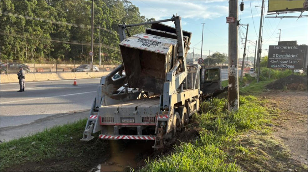 Acidente entre carro e caminhão carregando caçambas de entulho deixa 4 mortos em Taboão da Serra, na Grande SP — Foto: Ana Coutinho/TV Globo