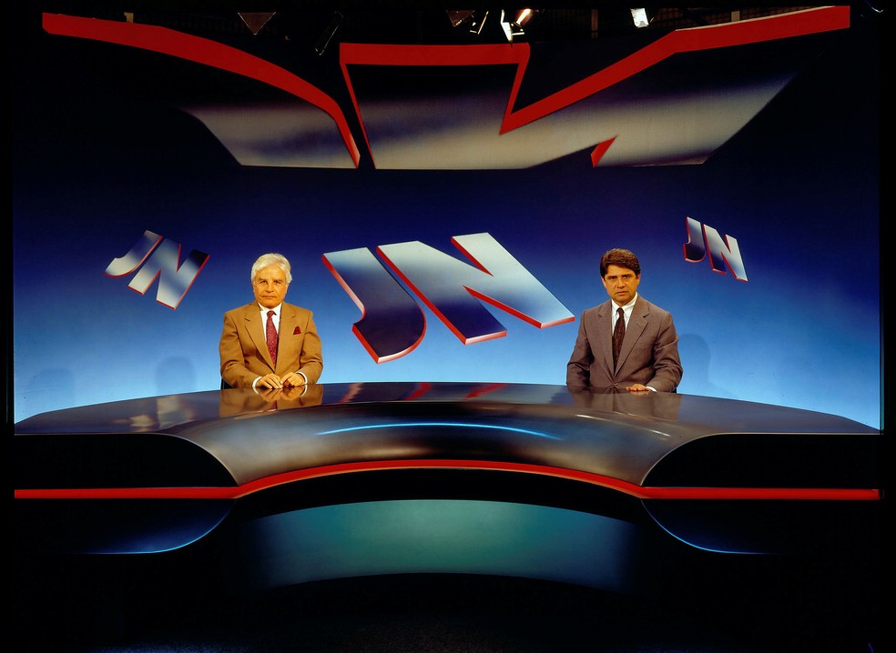 Cid Moreira e Sérgio Chapellin no Jornal Nacional — Foto: Acervo/TV Globo