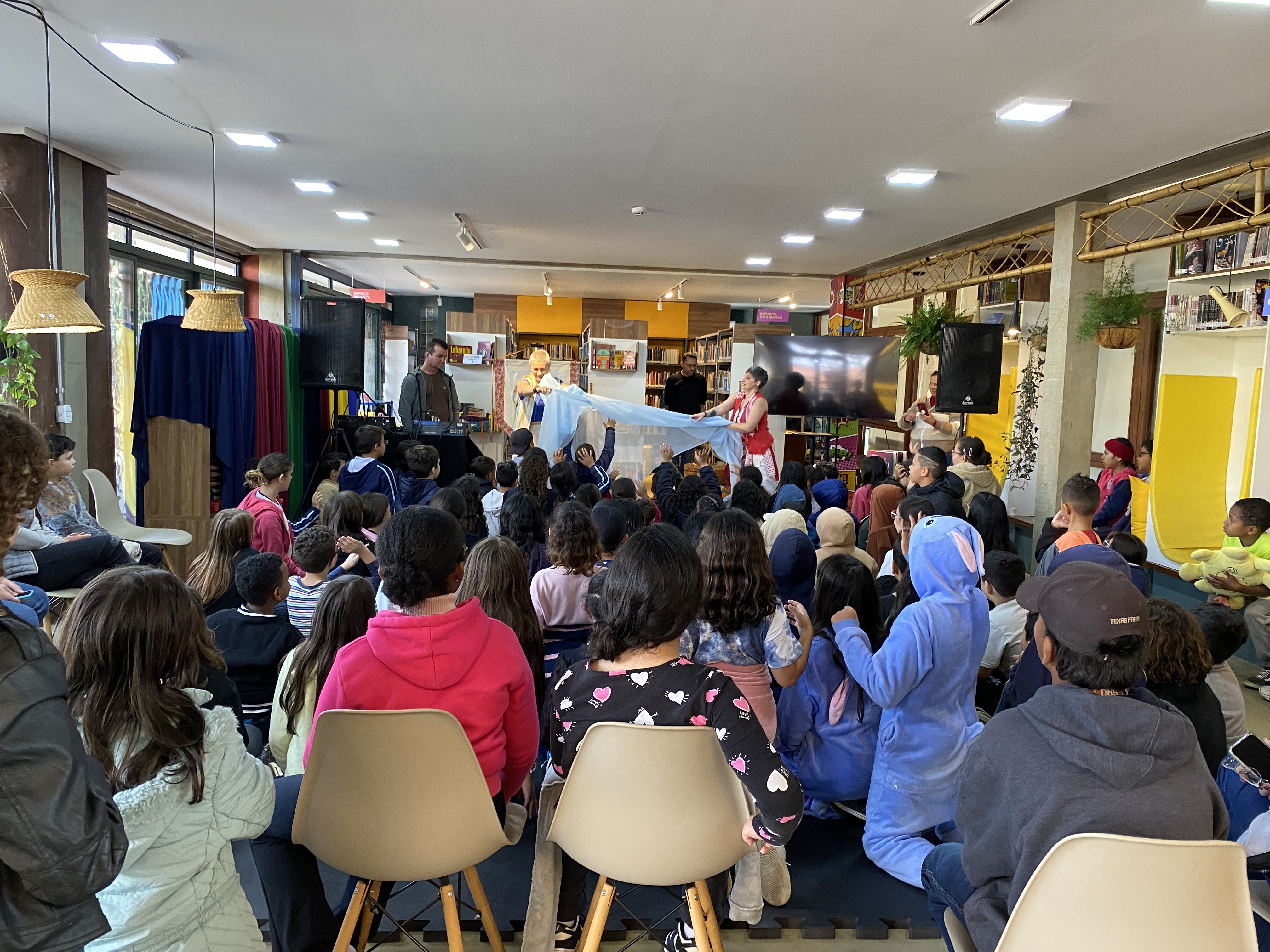 Dia do Livro Infantil: com mais livros que moradores, biblioteca de cidade do interior de SP vira referência em leitura entre crianças
