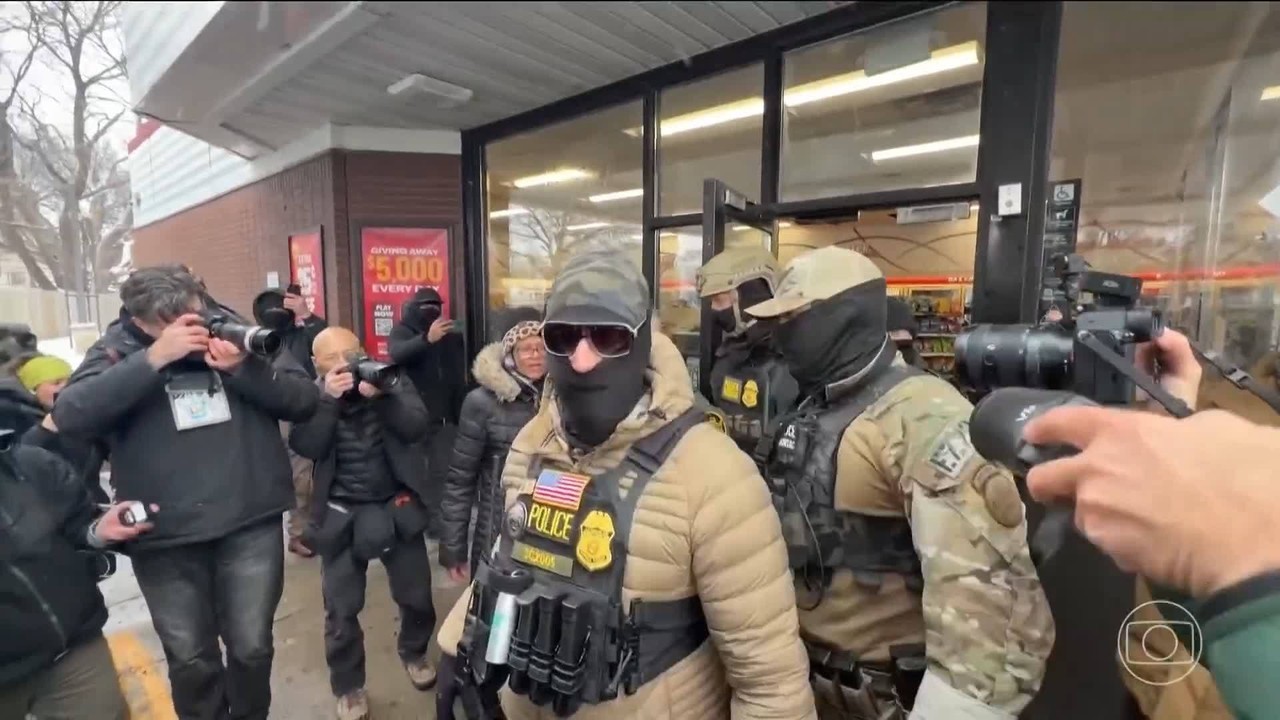 Documento contradiz governo Trump e não indica que enfermeiro sacou arma antes de ser morto em ação anti-imigração, diz jornal