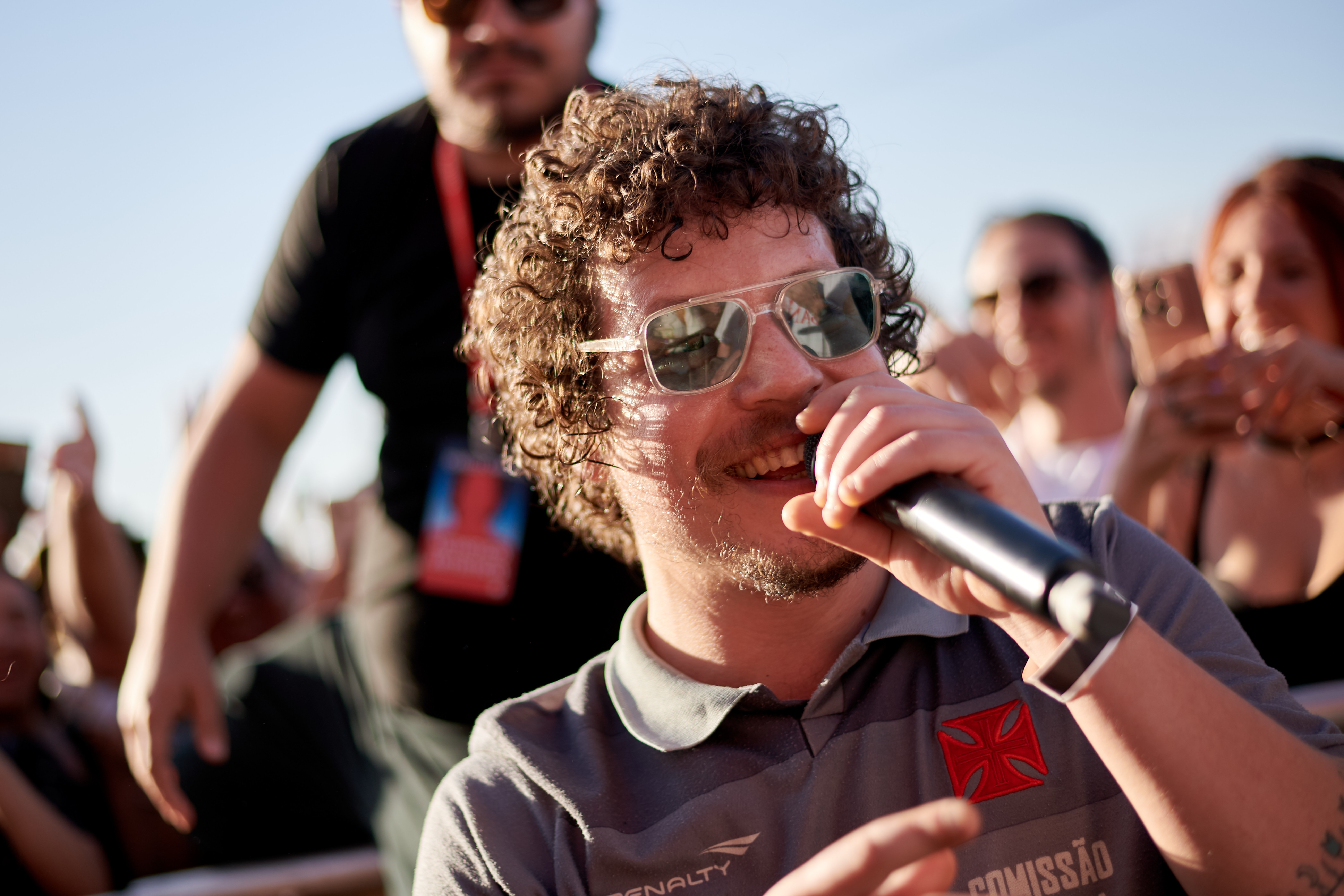 Chico Chico fica à vontade no João Rock, relembra Cássia Eller e passeia pela MPB