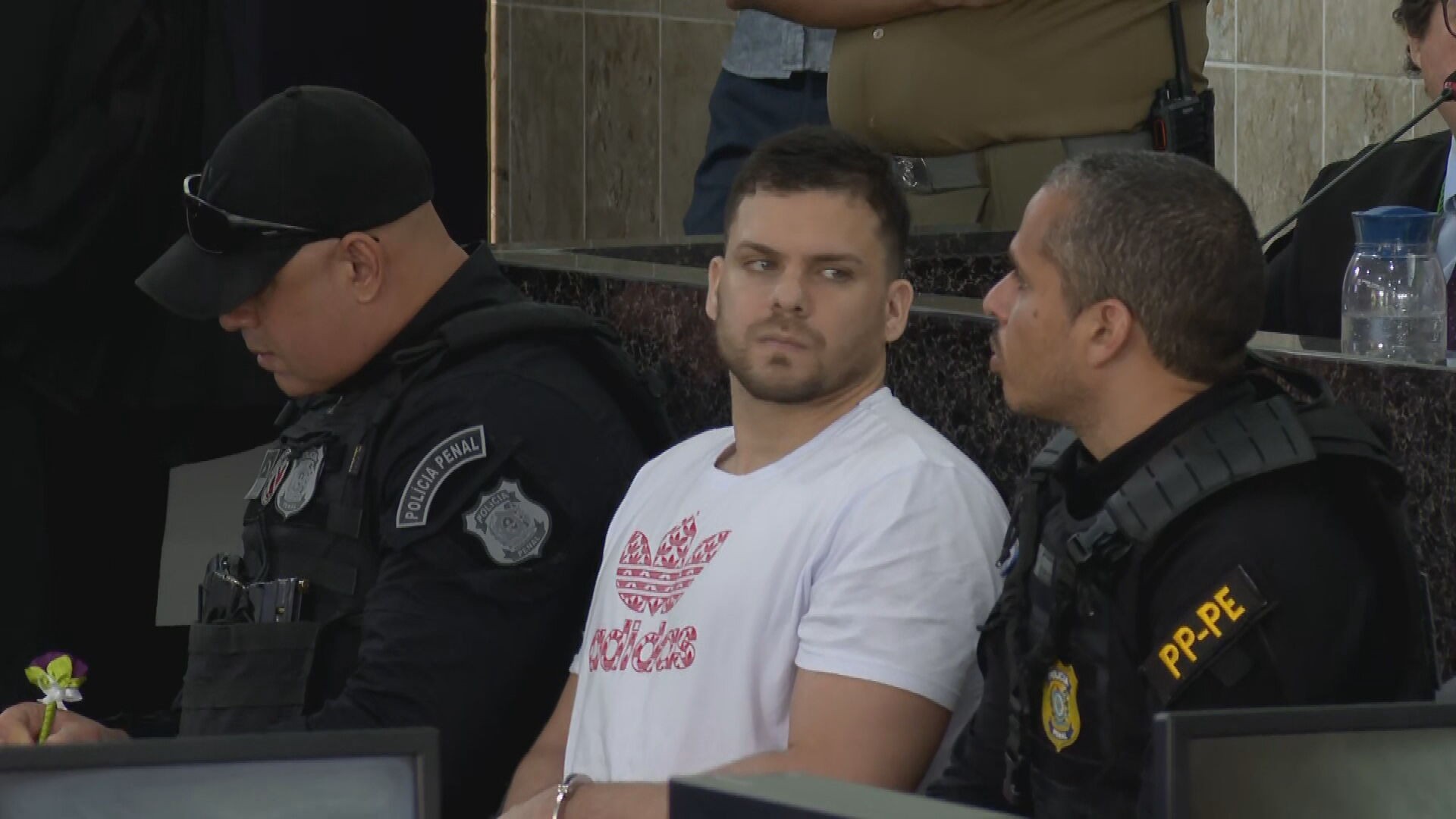 Homem que matou ex-mulher é julgado novamente no Recife e volta a ameaçar irmã da vítima no tribunal