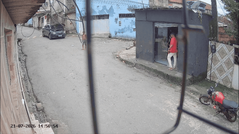 Carro cai de ladeira e criança escapa por pouco de atropelamento após motorista esquecer freio de mão; VÍDEO