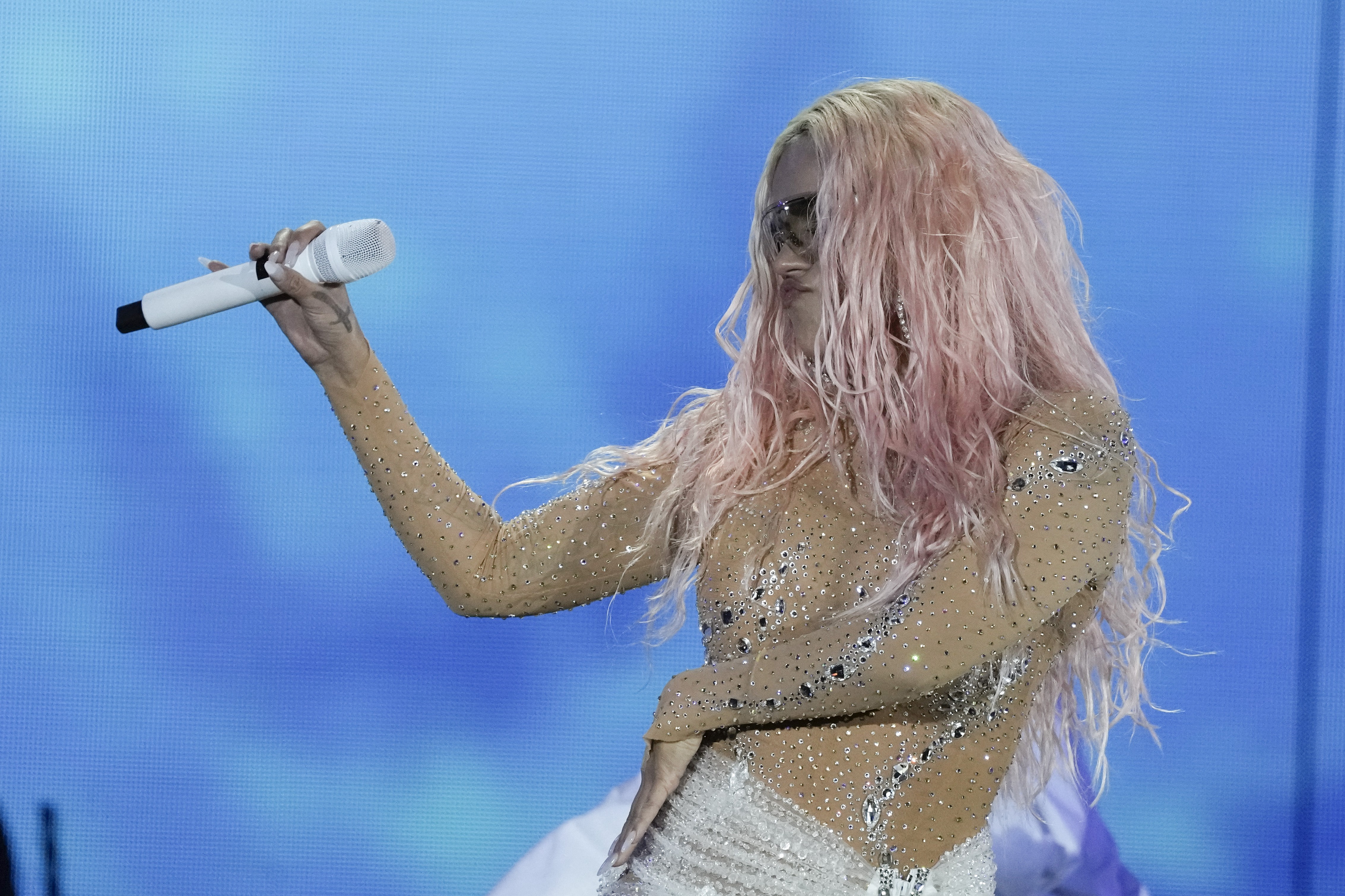 Karol G canta com Pabllo Vittar e faz show além do básico para tentar emplacar reggaeton no Brasil