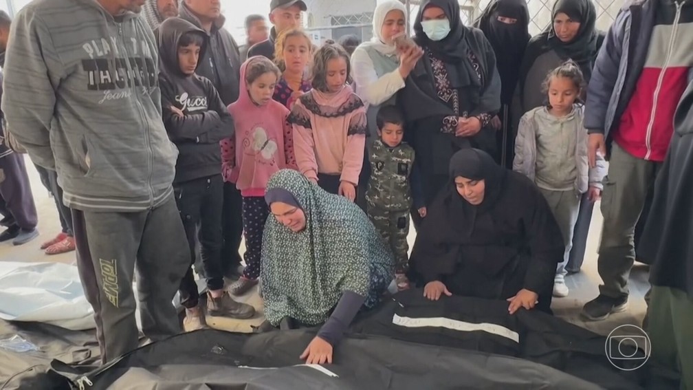 Ataques aéreos destroem uma mesquita e matam 4 pessoas em Rafah, no sul da  Faixa de Gaza | Jornal Nacional | G1