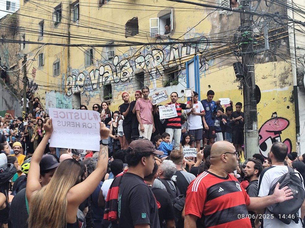 Protesto após morte de office-boy no Morro Santo Amaro — Foto: Jefferson Monteiro/TV Globo