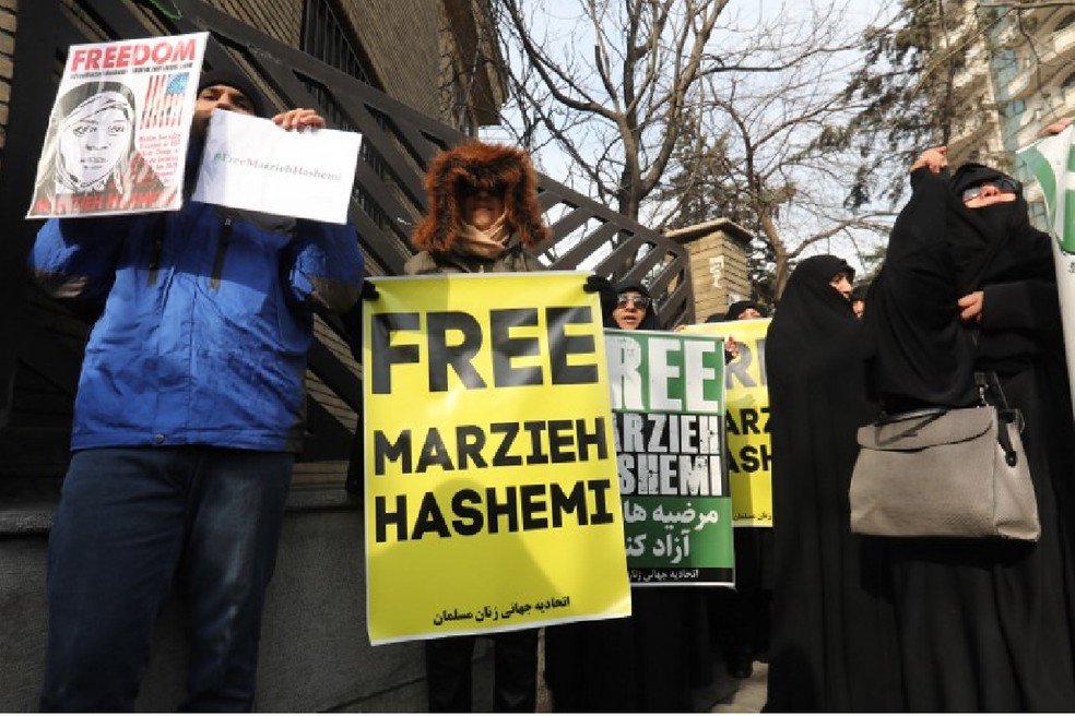 Protesto em Teerã, no Irã, contra prisão de jornalista iraniano-americana em 2019 — Foto: ATTA KENARE / AFP