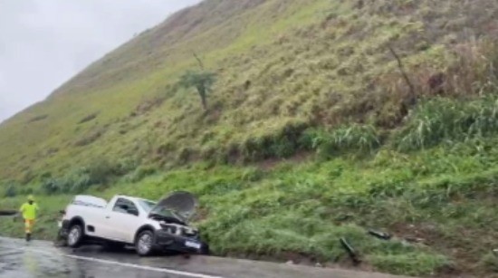 Acidente entre dois carros deixa três feridos na Via Dutra, em Piraí 