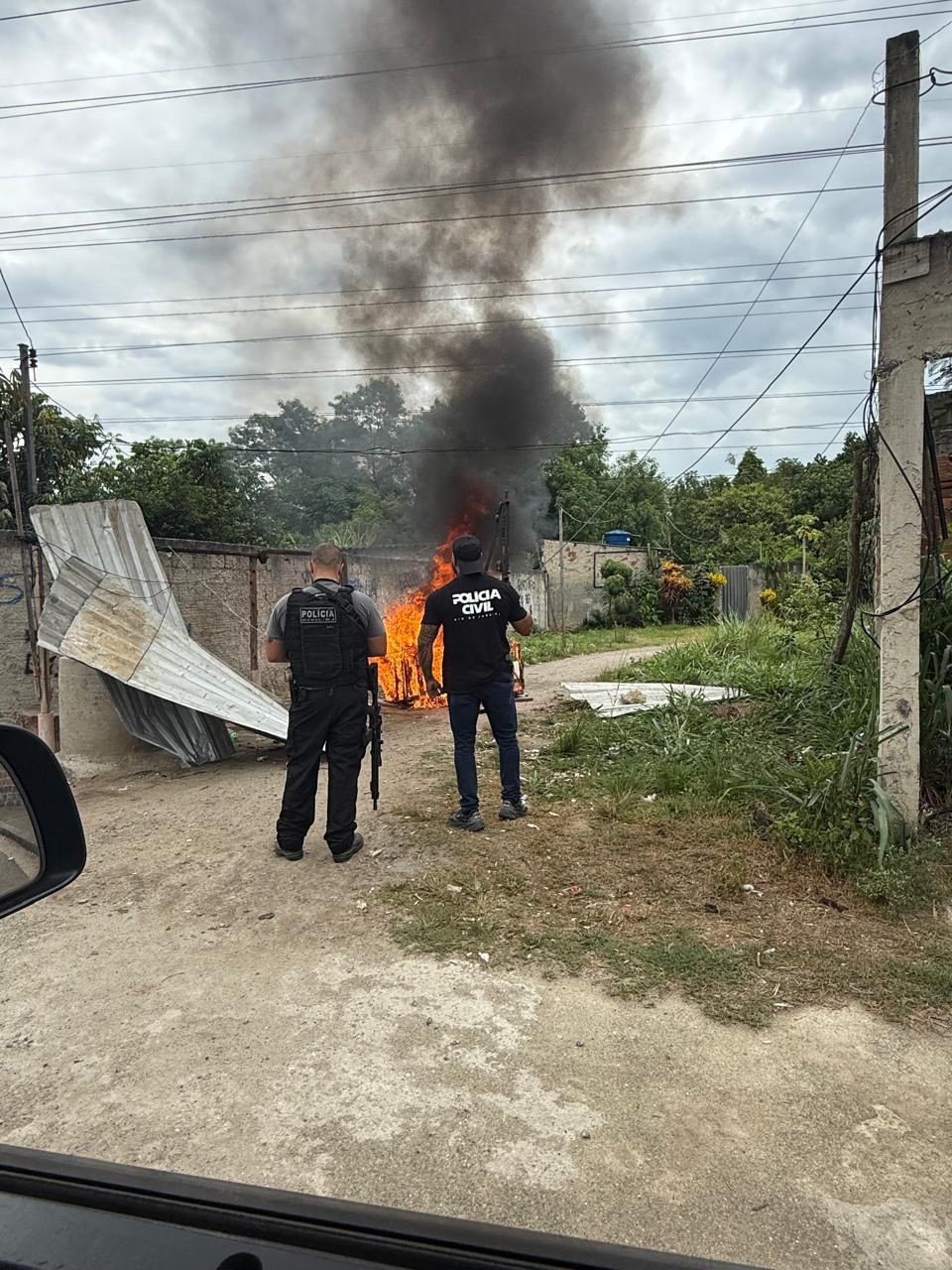 Suspeito de tráfico é preso dormindo ao lado de carga roubada em São Gonçalo, RJ