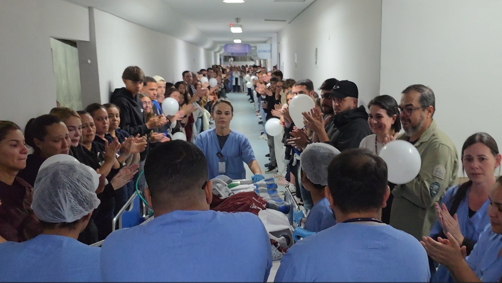 VÍDEO: Hospital faz 'corredor de aplausos' após família autorizar doação de órgãos de goleiro de 14 anos em São José