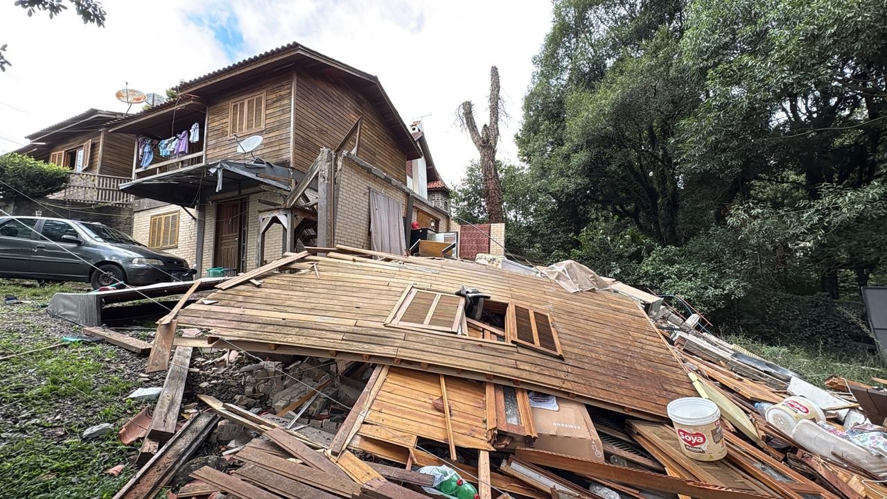 Casa de dois andares desaba, e famílias ficam desalojadas em Gramado; não há feridos