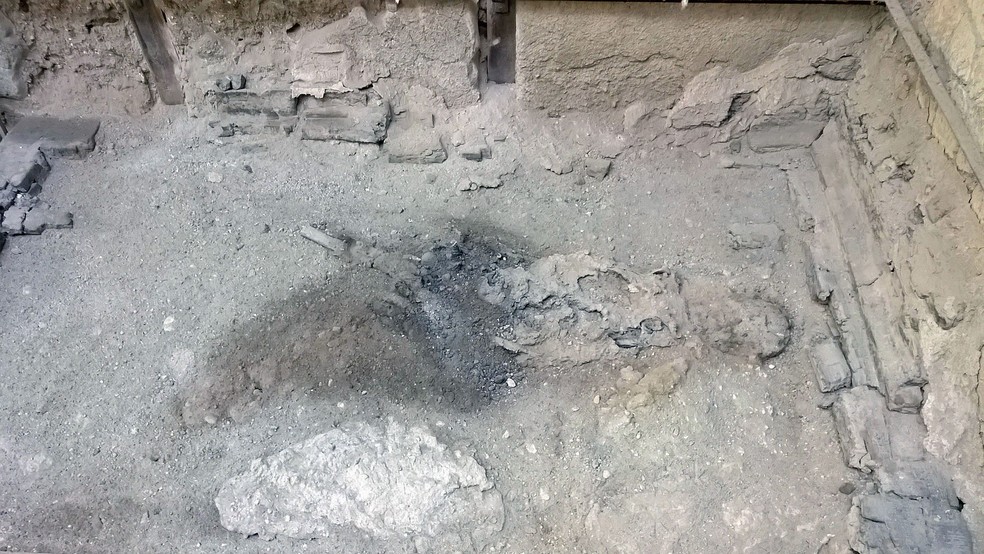 Esqueleto de uma vítima da erupção do Vesúvio, ainda deitado na cama no Collegium Augustalium, em Herculano. — Foto: Pier Paolo Petrone