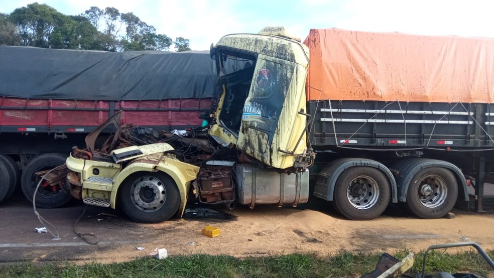 Acidente entre caminhões interdita faixa da BR-277, em Morretes - Massa News