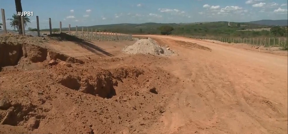 Obra de estrada parada h� dois meses no munic�pio de Concei��o, no Sert�o da Para�ba, preocupa moradores do Distrito de Montevid�u, no munic�pio de Concei��o � Foto: TV Para�ba/reprodu��o