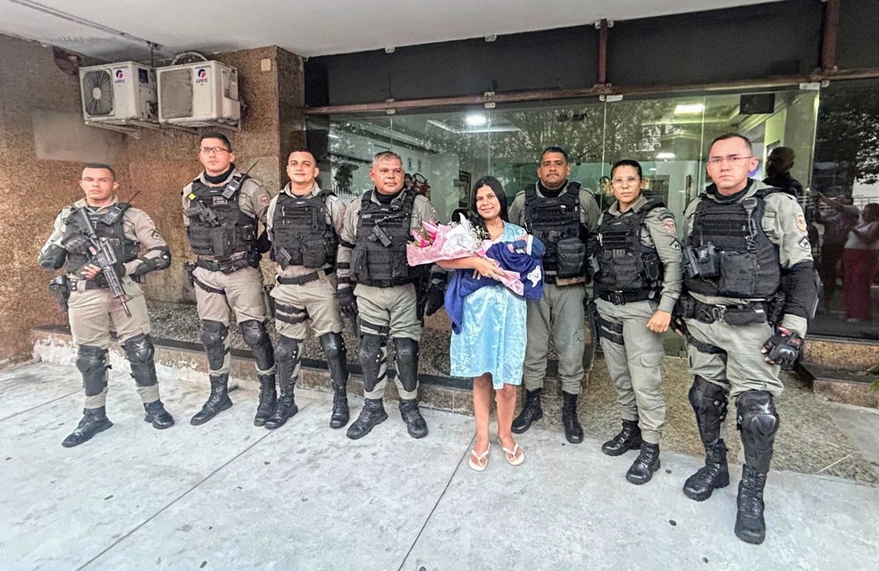 Policiais visitam mãe e bebê em maternidade de Natal — Foto: Divulgação
