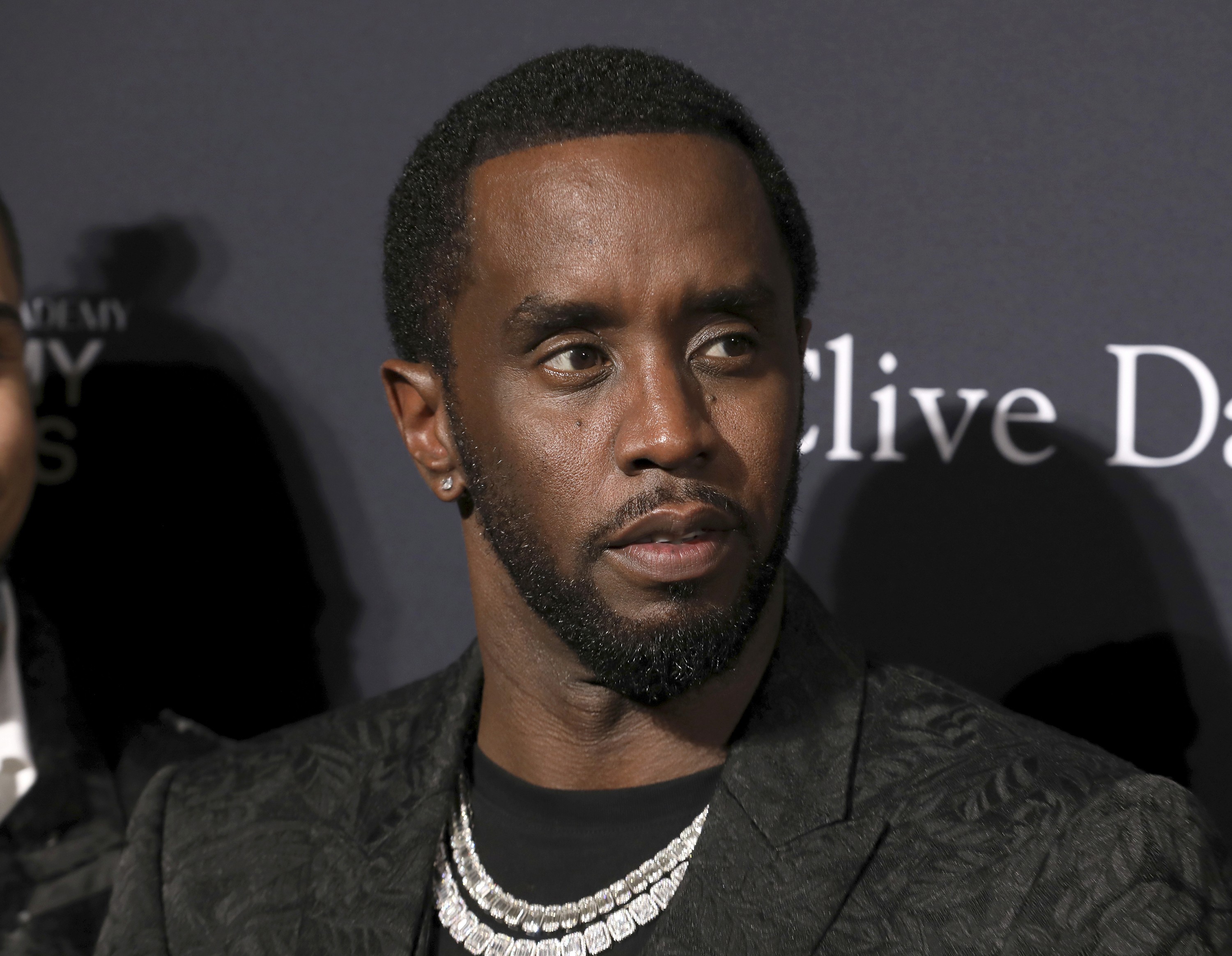 Julgamento de Diddy: promotores alegam que rapper pediu para prostituta urinar na ex