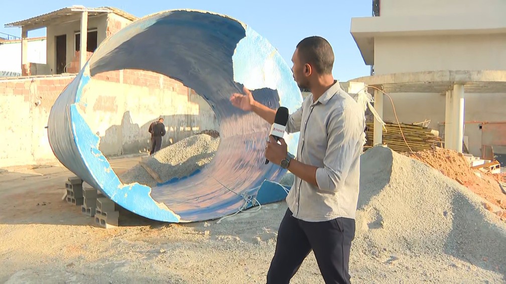 Caixas d'águas depreendem de prédio e destrói praça em Nova Iguaçu — Foto: Reprodução/TV Globo