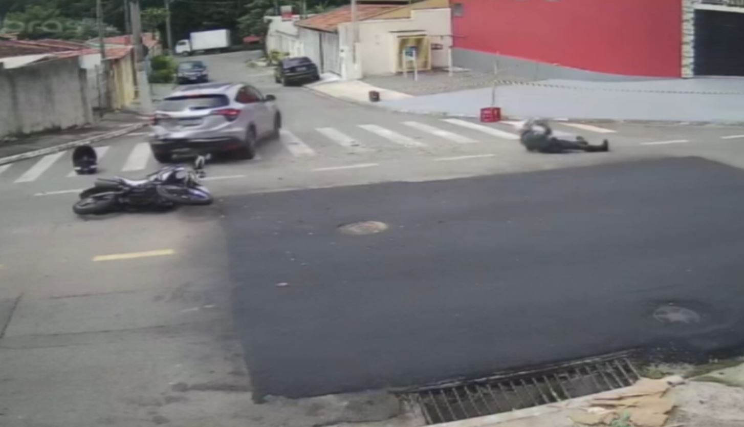VÍDEO: policial militar é arremessado e fica ferido após batida entre moto e carro em Campinas