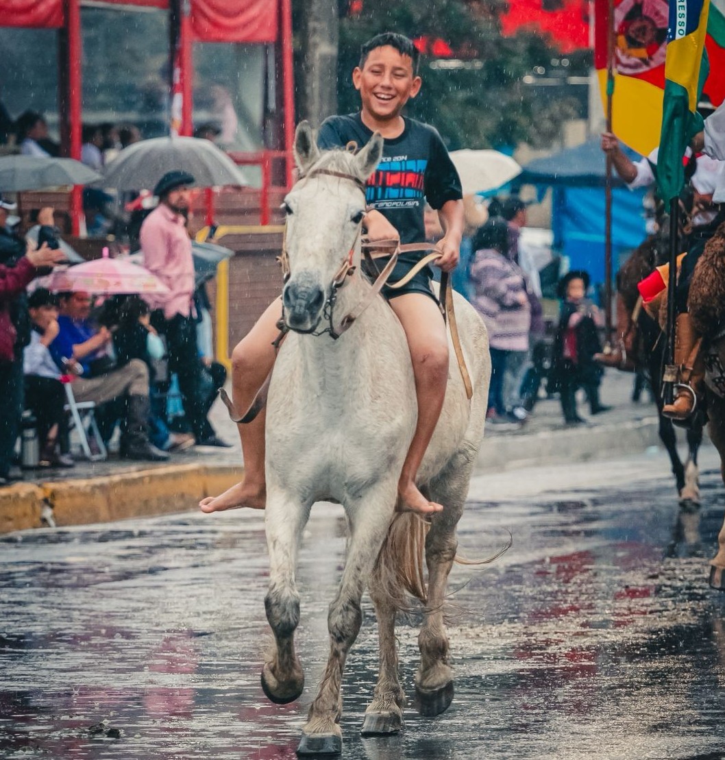 'Menino do sorriso' que emocionou em Desfile Farroupilha sonha em ganhar cavalo e pilcha