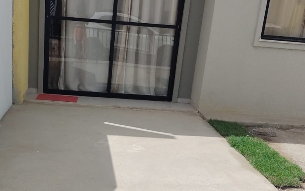 Antes de se mudar para a casa adaptada, o menino vivia em um imóvel que não tinha acessibilidade. — Foto: Arquivo Pessoal