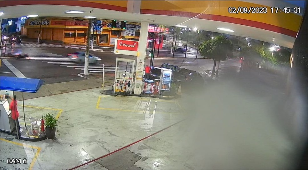 Câmeras de segurança flagraram o momento em que motorista de carro foge após batida — Foto: Reprodução