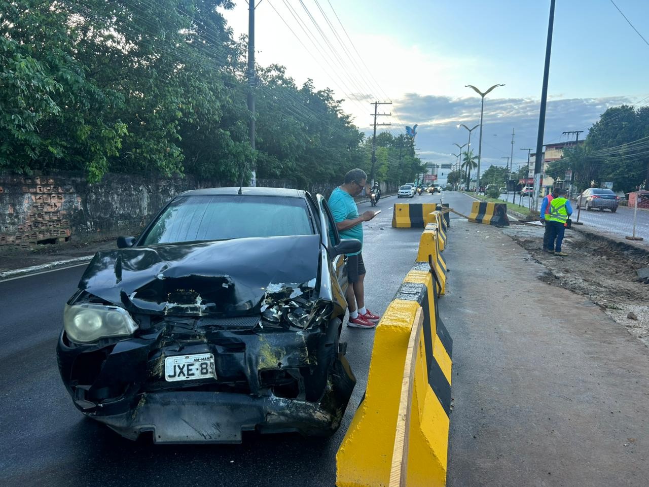 Carro fica destruído após motorista atingir 'dente de dragão' em obra na Coronel Teixeira